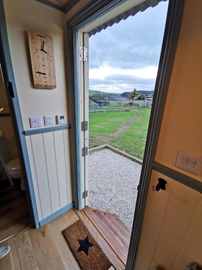 Toms Hut And Robins Rest Shepherd Huts Near Wadebridge Exteriör bild