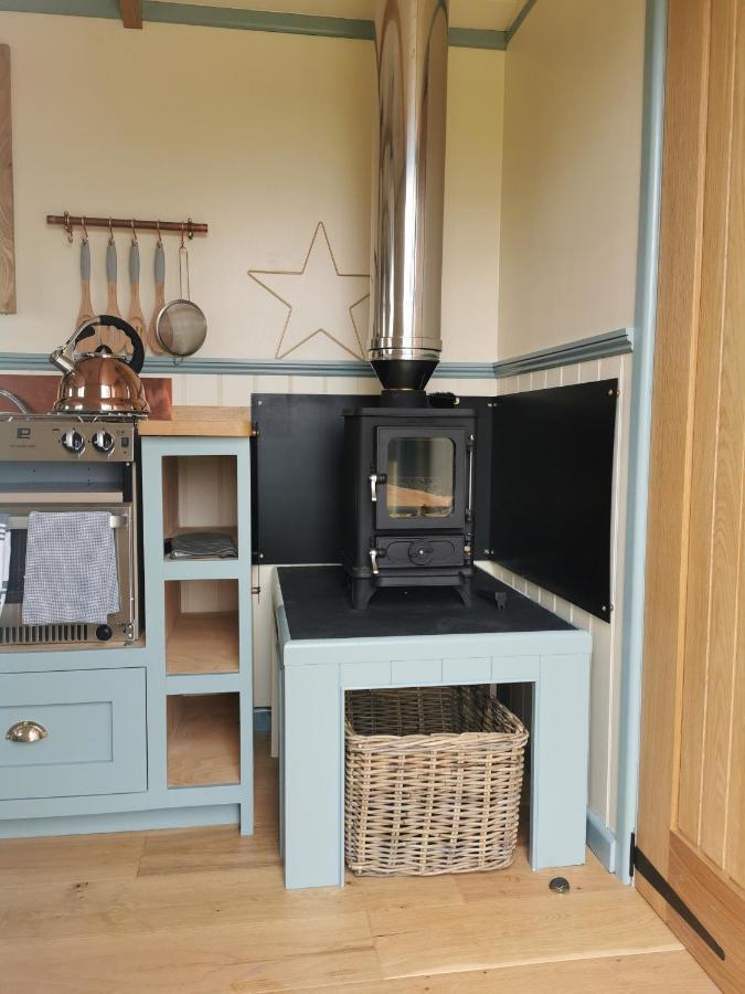 Toms Hut And Robins Rest Shepherd Huts Near Wadebridge Exteriör bild