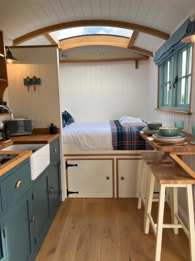 Toms Hut And Robins Rest Shepherd Huts Near Wadebridge Exteriör bild