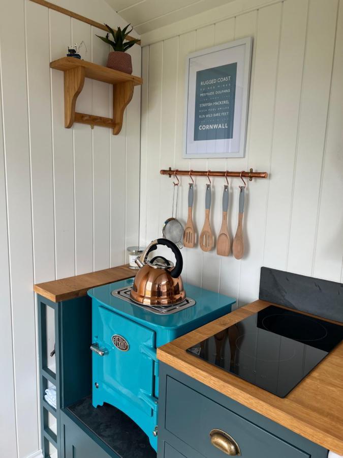 Toms Hut And Robins Rest Shepherd Huts Near Wadebridge Exteriör bild