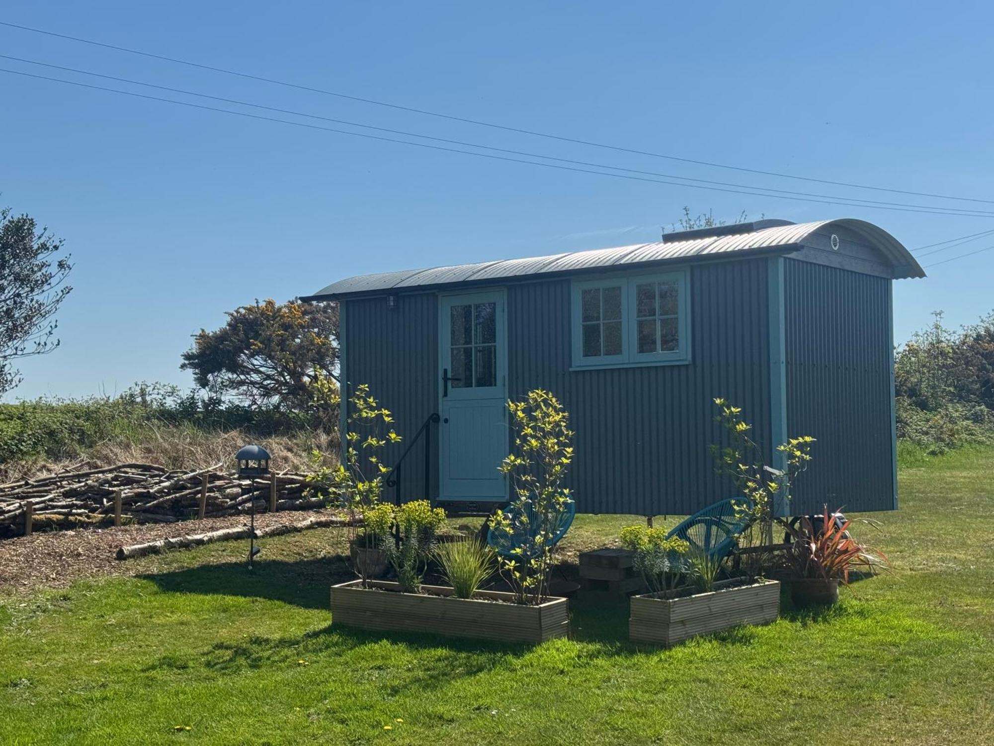 Toms Hut And Robins Rest Shepherd Huts Near Wadebridge Exteriör bild